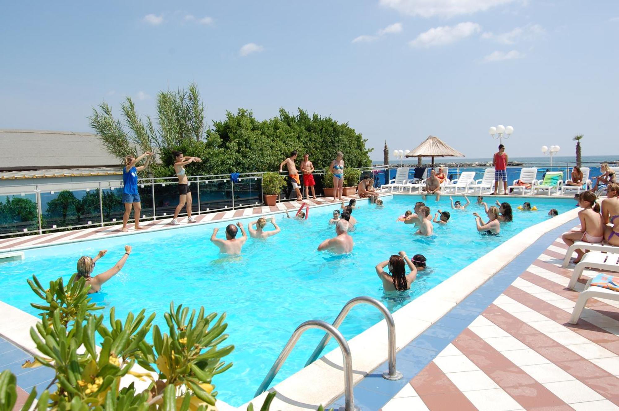 Bikini Tropicana Family Hotel Lido Di Savio Exterior photo